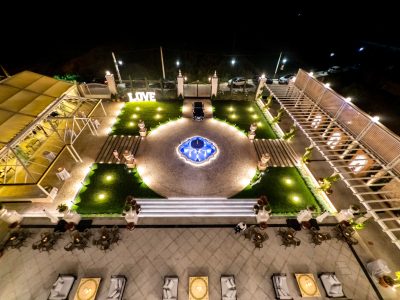 vista aérea del un jardín de noche iluminado con luces amarillas
