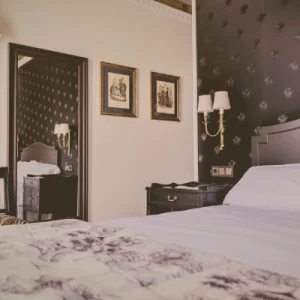 habitación de hotel con cuadros